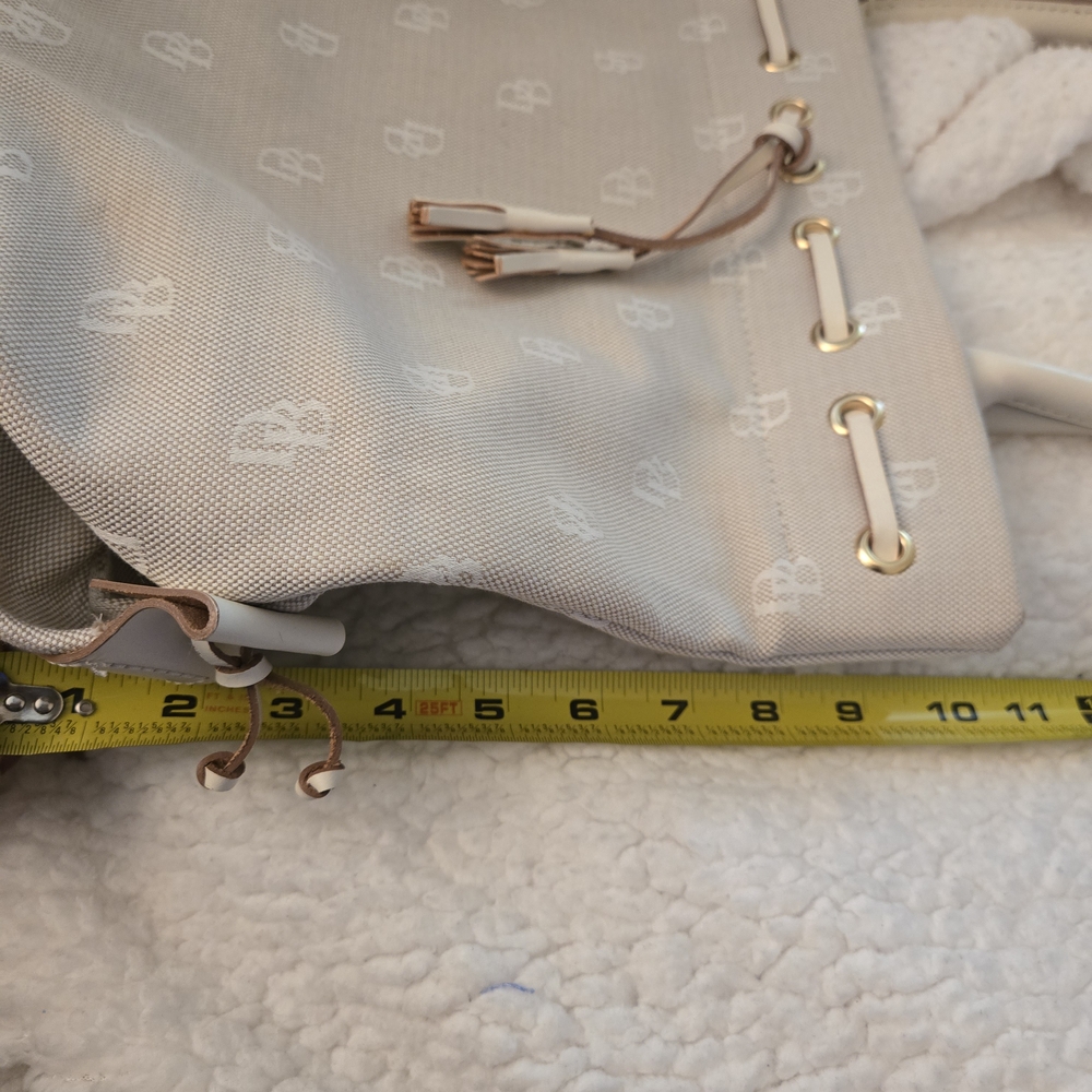 Dooney & Bourke Chic Beige Tote Bag with Logo Design - Picture 9 of 10
